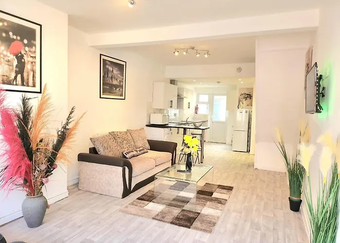 Hawkins Town House Near City Ctr And All Amenities